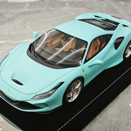 Henson & Heaven Ferrari 2019 F8 Tributo Tiffany Blue 1:18 – Modello in resina collezionabile