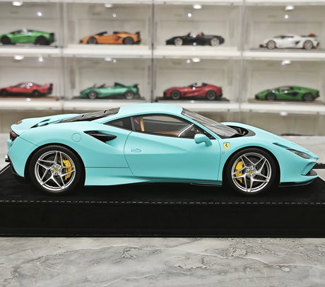 Henson & Heaven Ferrari 2019 F8 Tributo Tiffany Blue 1:18 – Modello in resina collezionabile