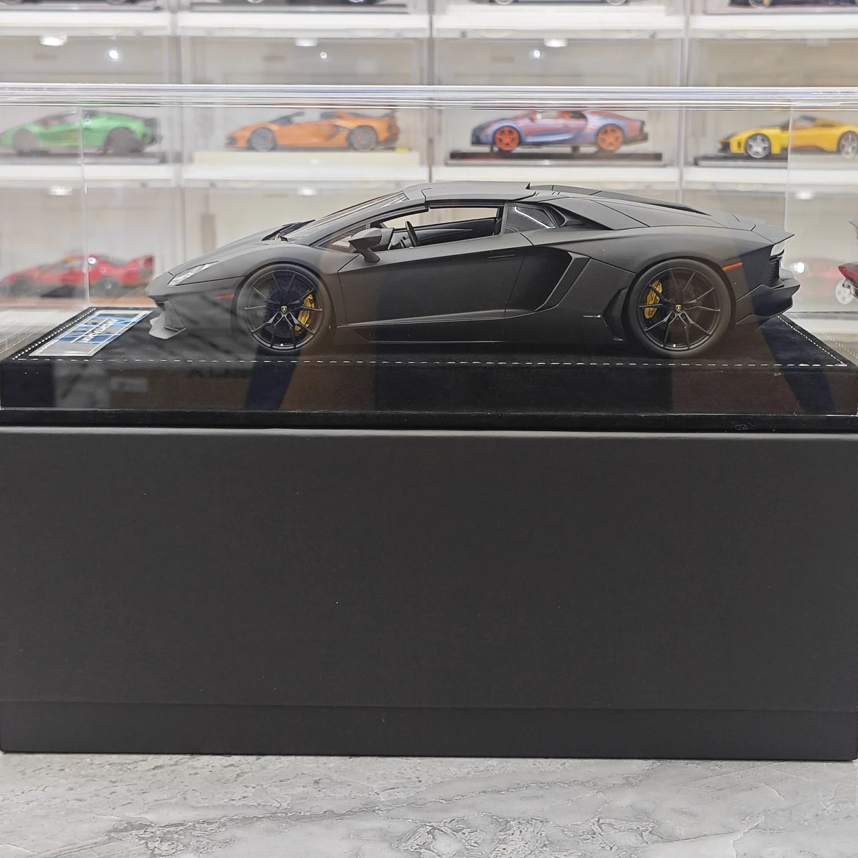 Henson & Heaven Lamborghini 2013 Aventador LP700-4 Roadster Matte Black 1:18 – Collectible Resin Model Resin