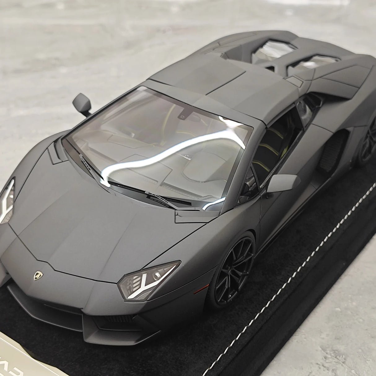 Henson & Heaven Lamborghini 2013 Aventador LP700-4 Roadster Matte Black 1:18 – Collectible Resin Model Resin
