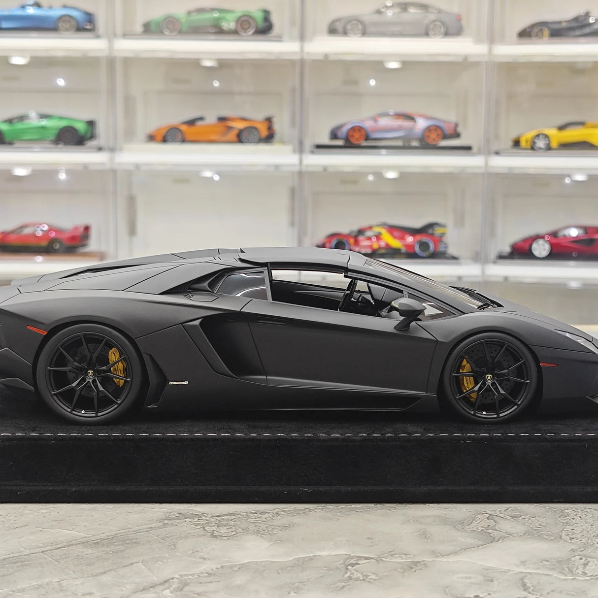 Henson & Heaven Lamborghini 2013 Aventador LP700-4 Roadster Matte Black 1:18 – Collectible Resin Model Resin