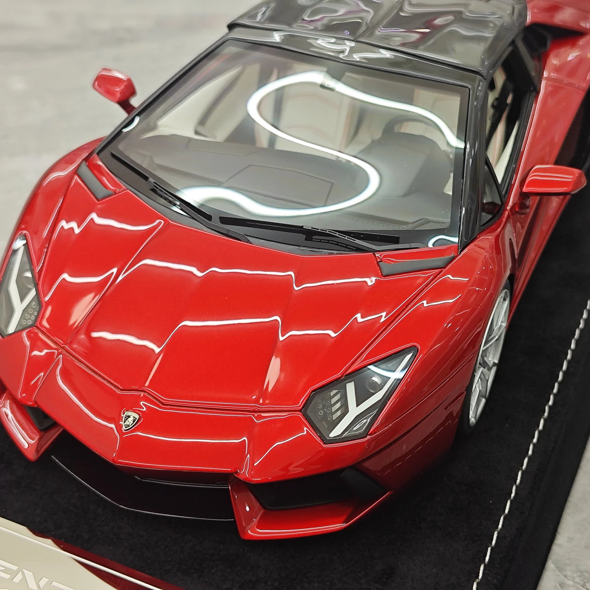 Henson & Heaven Lamborghini 2013 Aventador LP700-4 Roadster Metallic Red 1:18 – Collectible Resin Model Resin