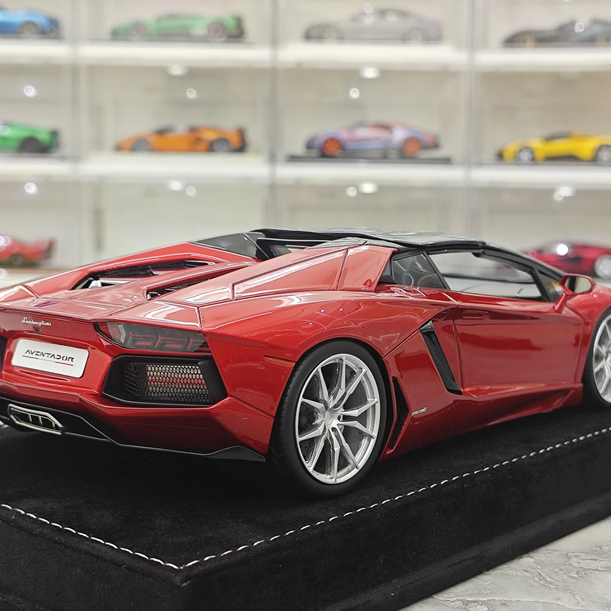 Henson & Heaven Lamborghini 2013 Aventador LP700-4 Roadster Metallic Red 1:18 – Collectible Resin Model Resin