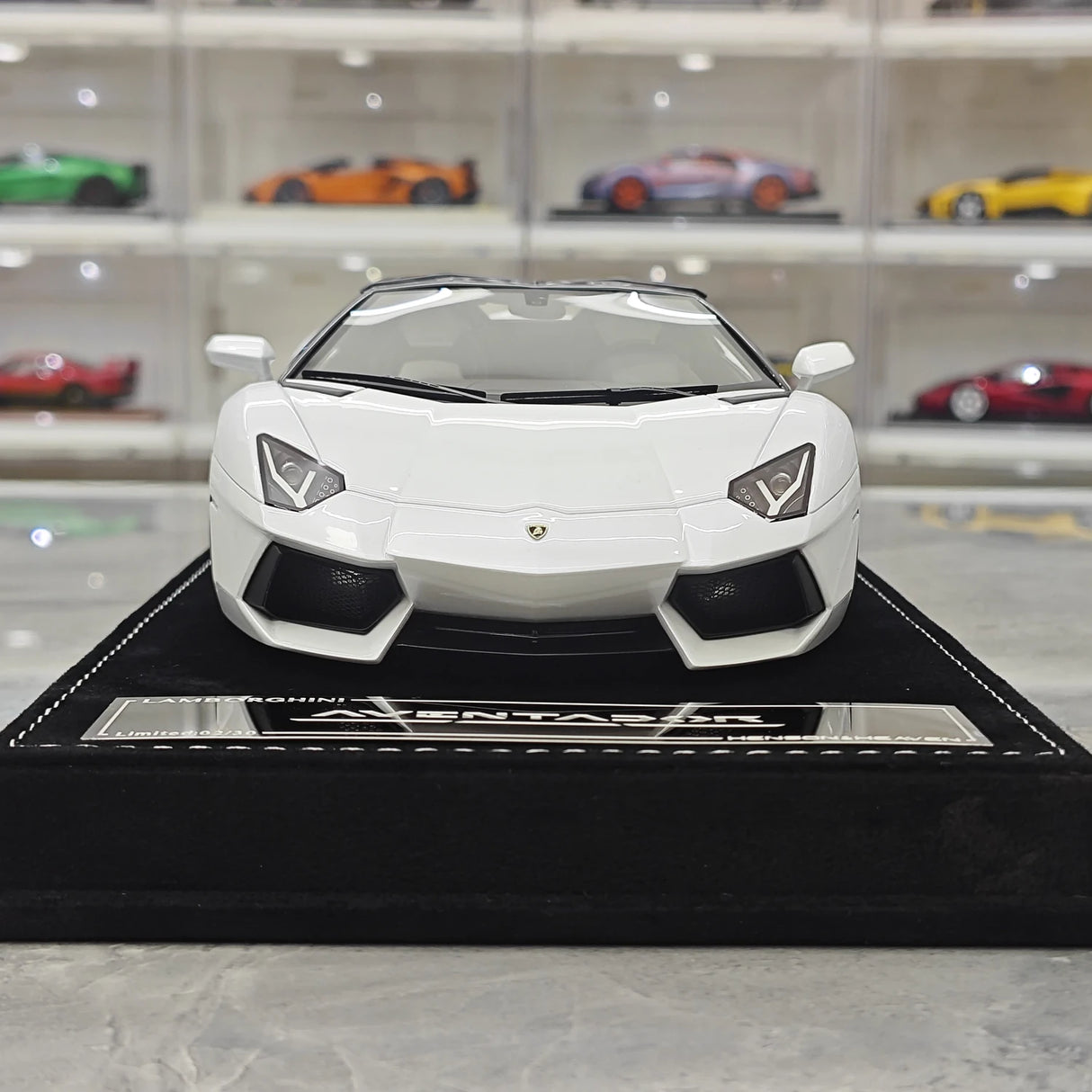 Henson & Heaven Lamborghini 2013 Aventador LP700-4 Roadster Pearl White 1:18 – Collectible Resin Model Resin