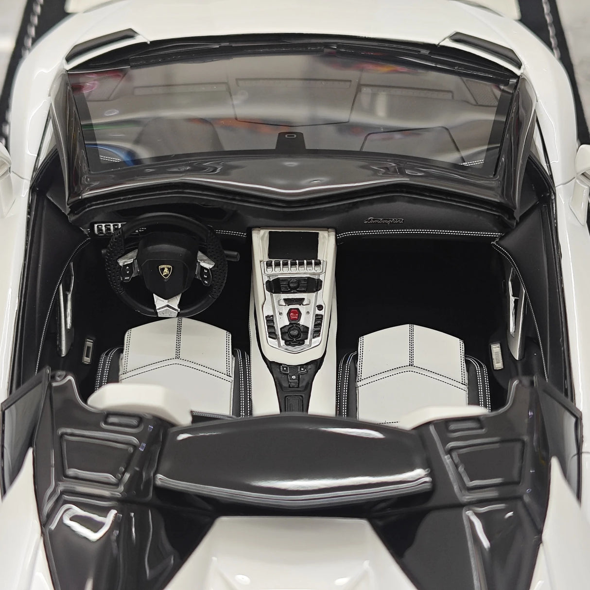 Henson & Heaven Lamborghini 2013 Aventador LP700-4 Roadster Pearl White 1:18 – Collectible Resin Model Resin