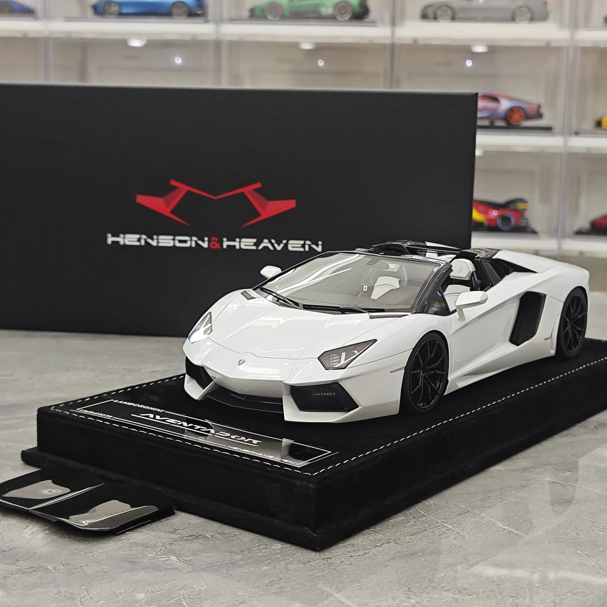 Henson & Heaven Lamborghini 2013 Aventador LP700-4 Roadster Pearl White 1:18 – Collectible Resin Model Resin