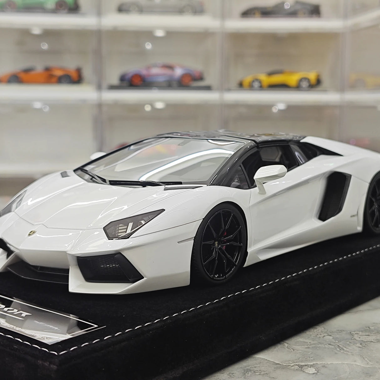 Henson & Heaven Lamborghini 2013 Aventador LP700-4 Roadster Pearl White 1:18 – Collectible Resin Model Resin