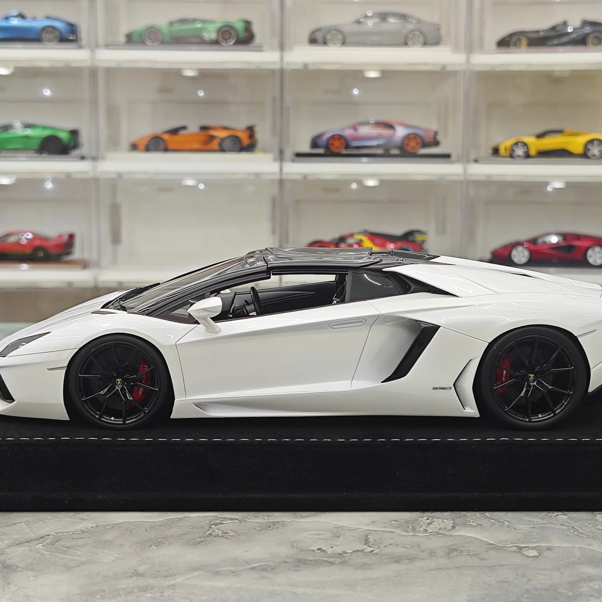 Henson & Heaven Lamborghini 2013 Aventador LP700-4 Roadster Pearl White 1:18 – Collectible Resin Model Resin