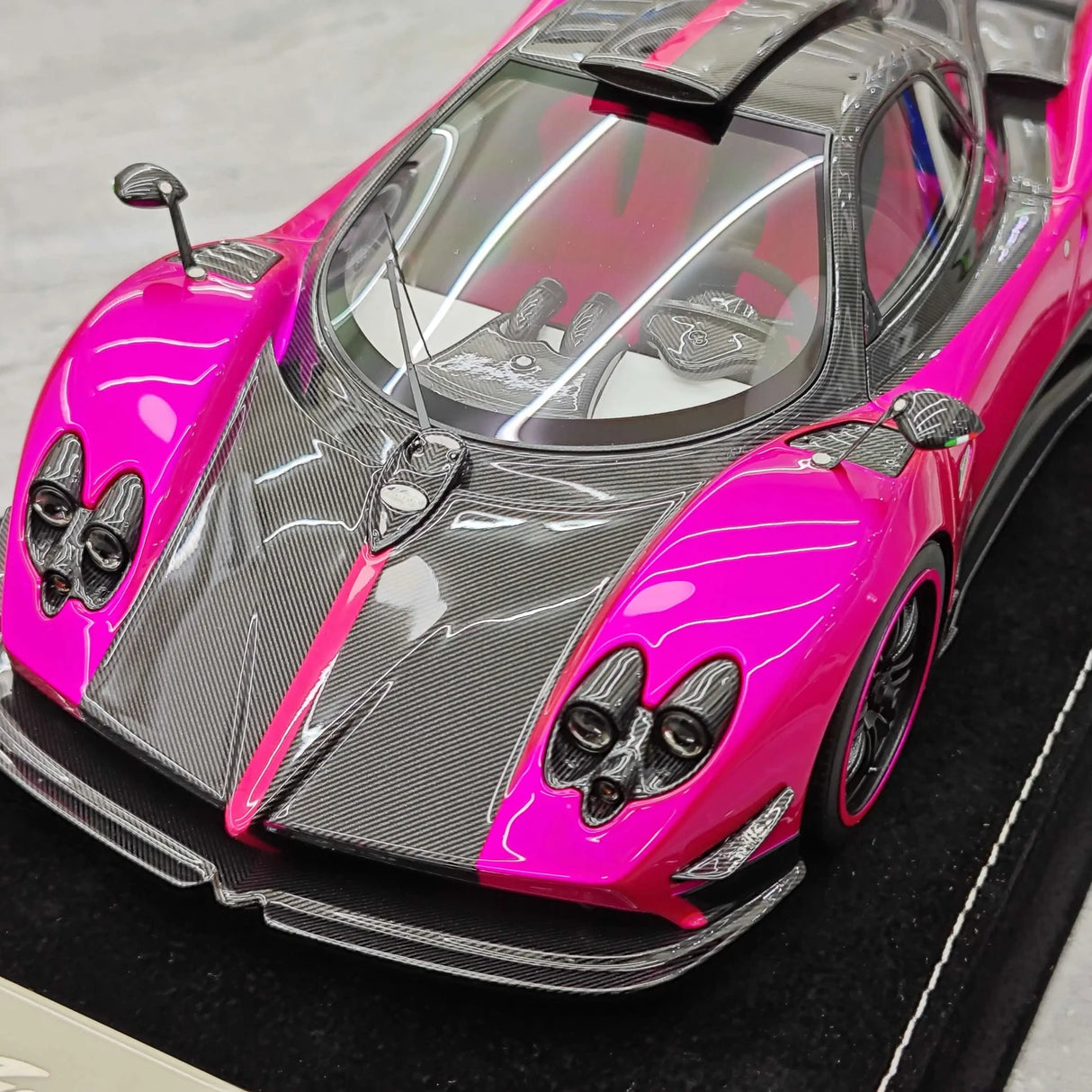 Henson & Heaven Pagani 2009 Zonda Cinque Coupe Purple 1:18 – Modello in resina collezionabile