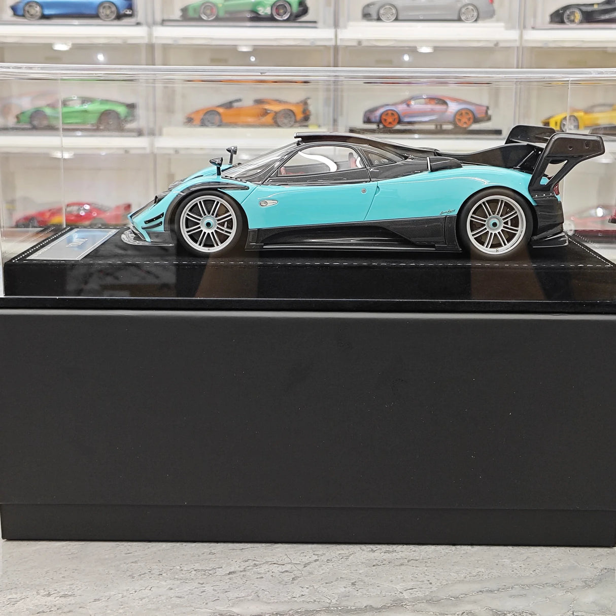 Henson & Heaven Pagani 2016 Zonda 760 Roadster Cyan Black Carbon 1:18 – samlarobjekt resinmodellresin