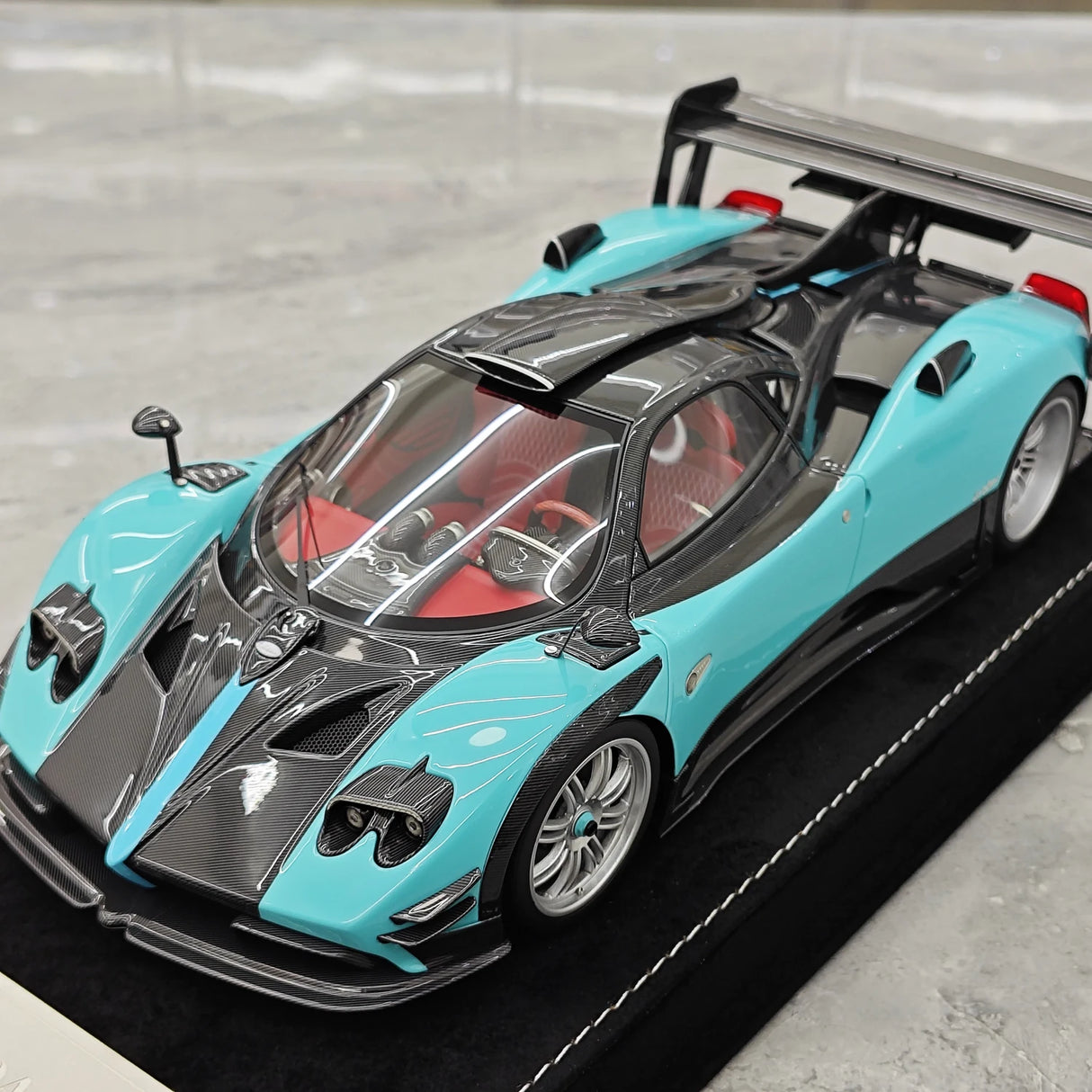 Henson & Heaven Pagani 2016 Zonda 760 Roadster Cyan Black Carbon 1:18 – samlarobjekt resinmodellresin
