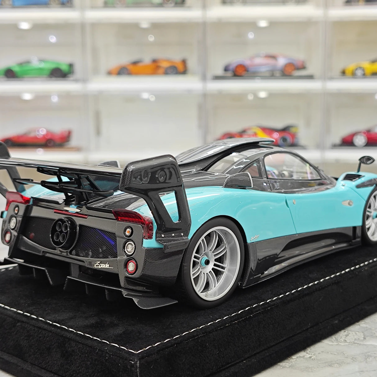 Henson & Heaven Pagani 2016 Zonda 760 Roadster Cyan Black Carbon 1:18 – samlarobjekt resinmodellresin