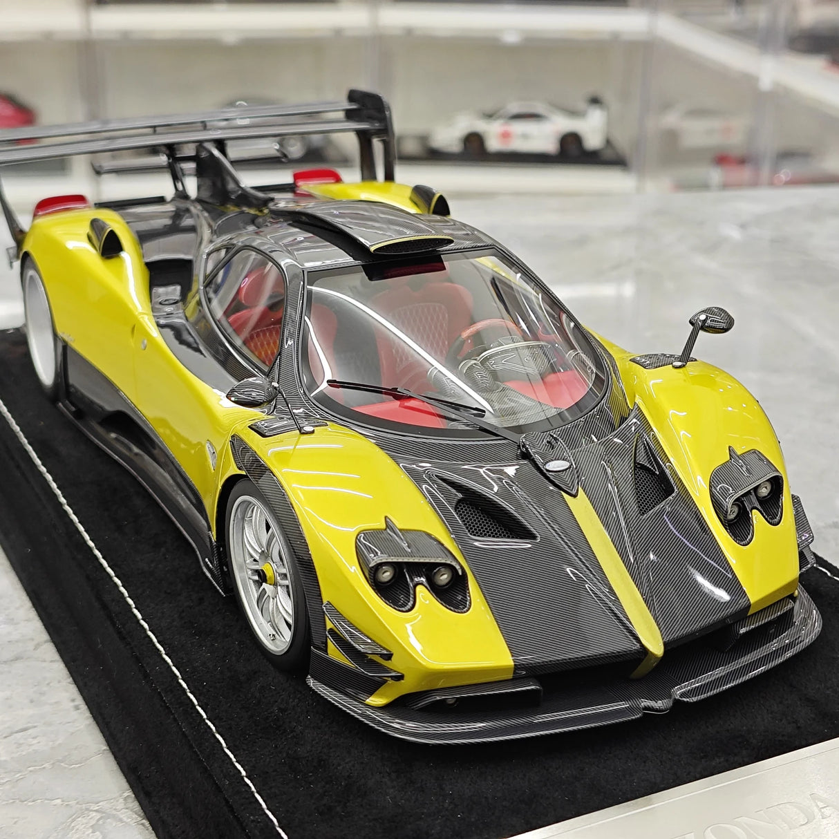 Henson & Heaven Pagani 2016 Zonda 760 Roadster Guld Black Carbon 1:18 – Samlarresin i resin