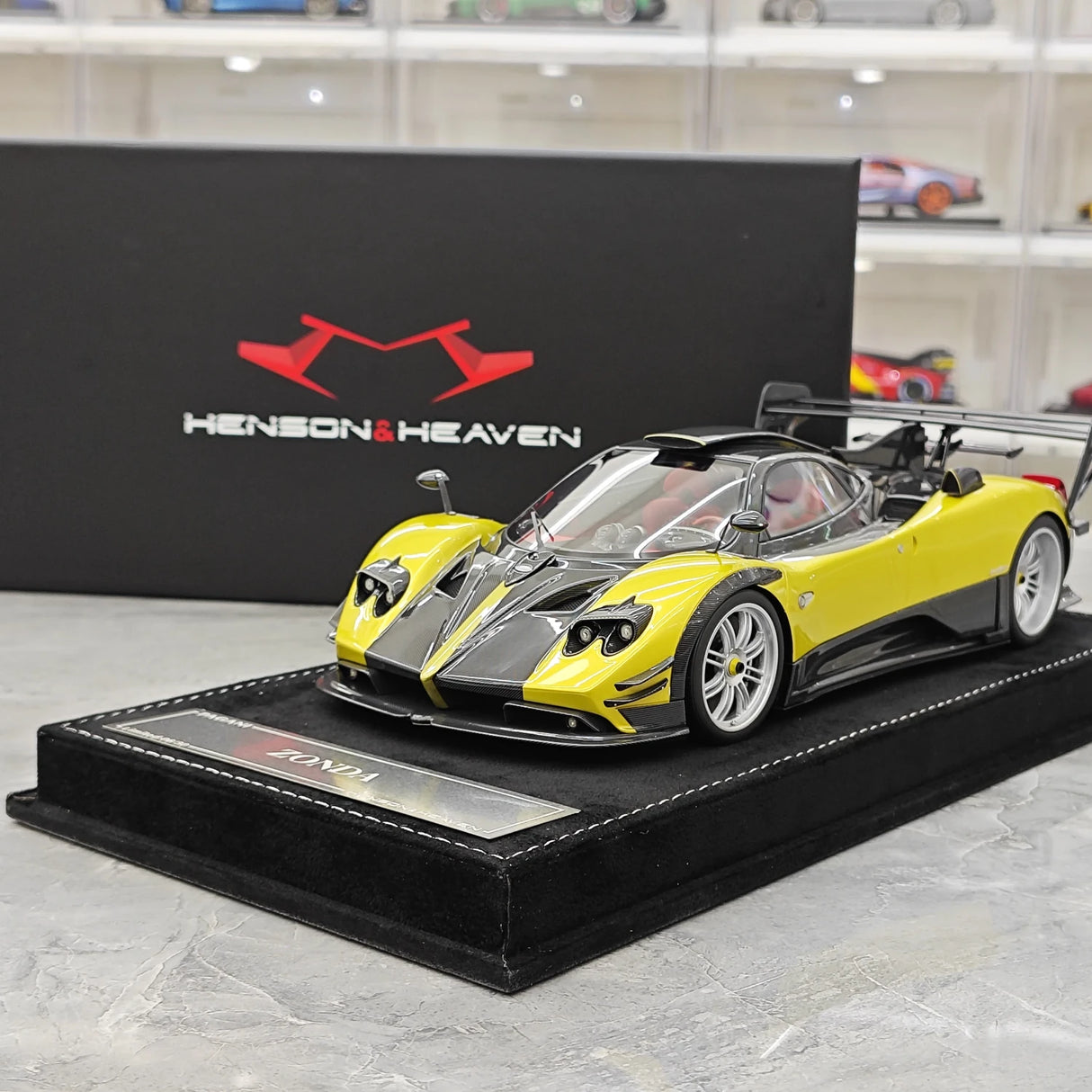 Henson & Heaven Pagani 2016 Zonda 760 Roadster Guld Black Carbon 1:18 – Samlarresin i resin
