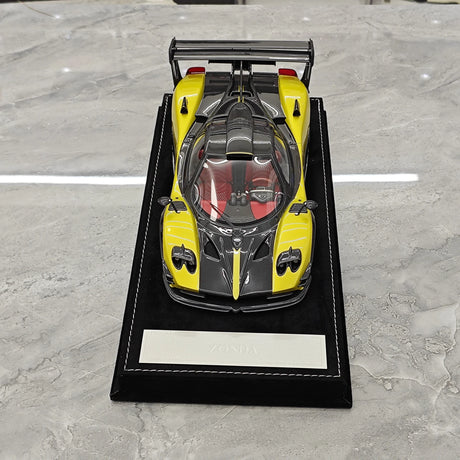 Henson & Heaven Pagani 2016 Zonda 760 Roadster Guld Black Carbon 1:18 – Samlarresin i resin