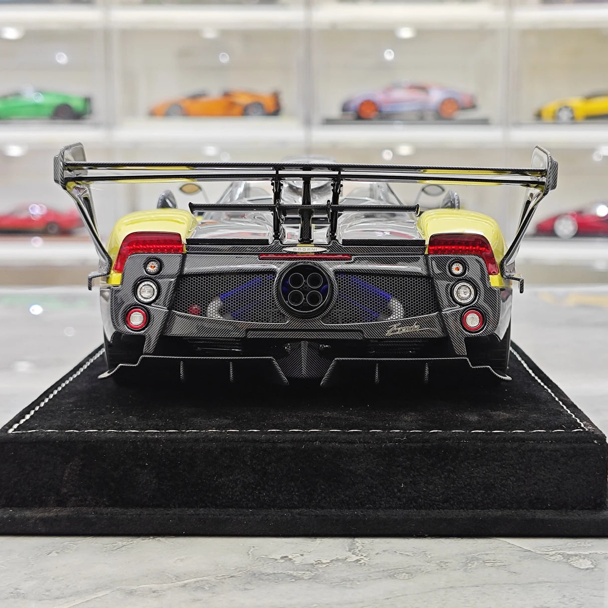 Henson & Heaven Pagani 2016 Zonda 760 Roadster Guld Black Carbon 1:18 – Samlarresin i resin