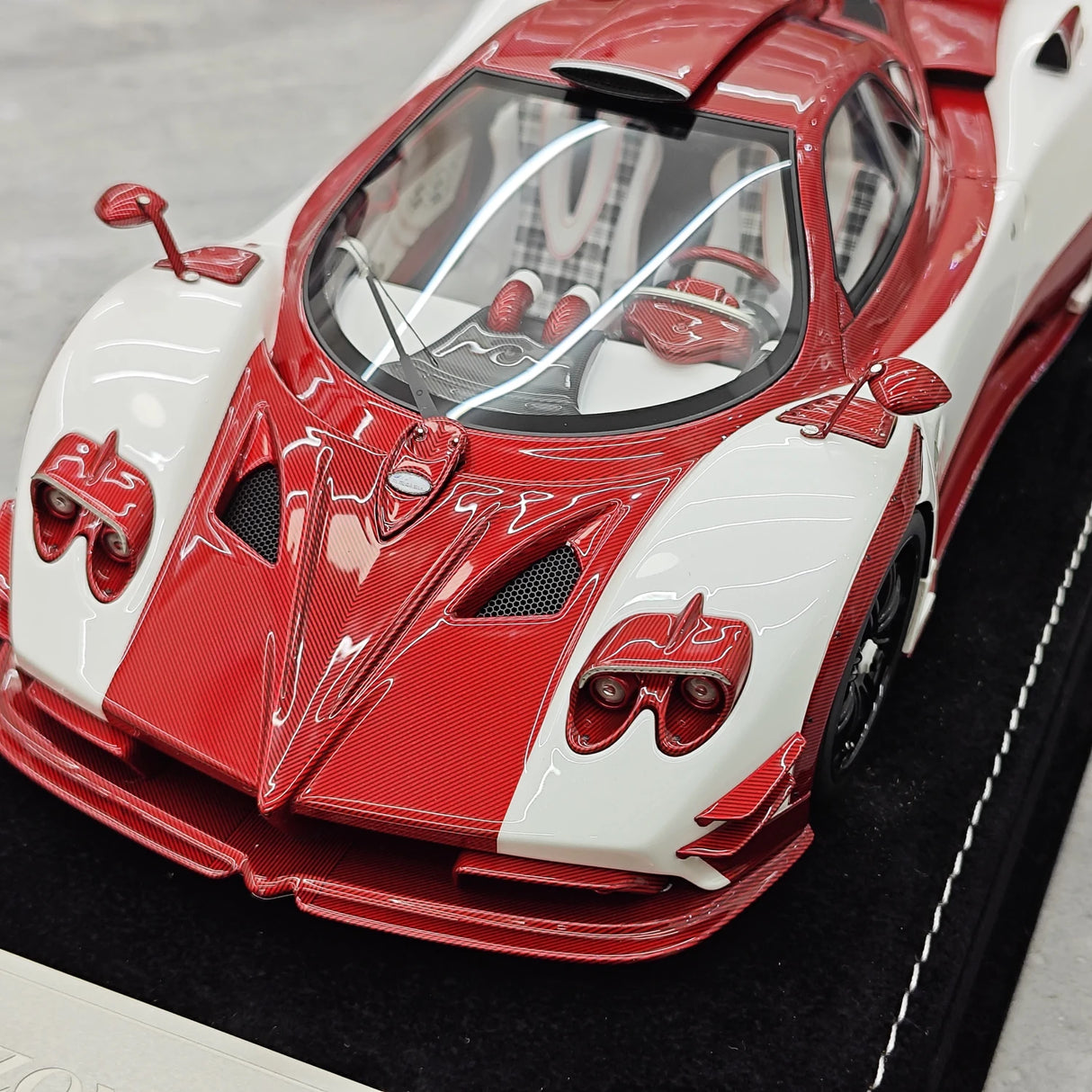 Henson & Heaven Pagani 2016 Zonda 760 Roadster Red White Carbon 1:18 – samlarobjekt resinmodellresin