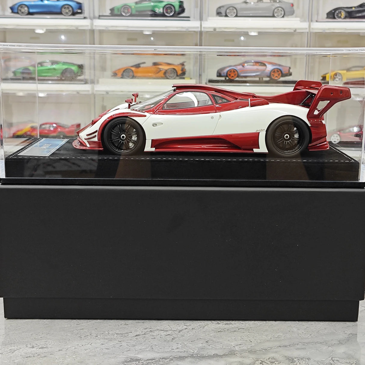 Henson & Heaven Pagani 2016 Zonda 760 Roadster Red White Carbon 1:18 – samlarobjekt resinmodellresin