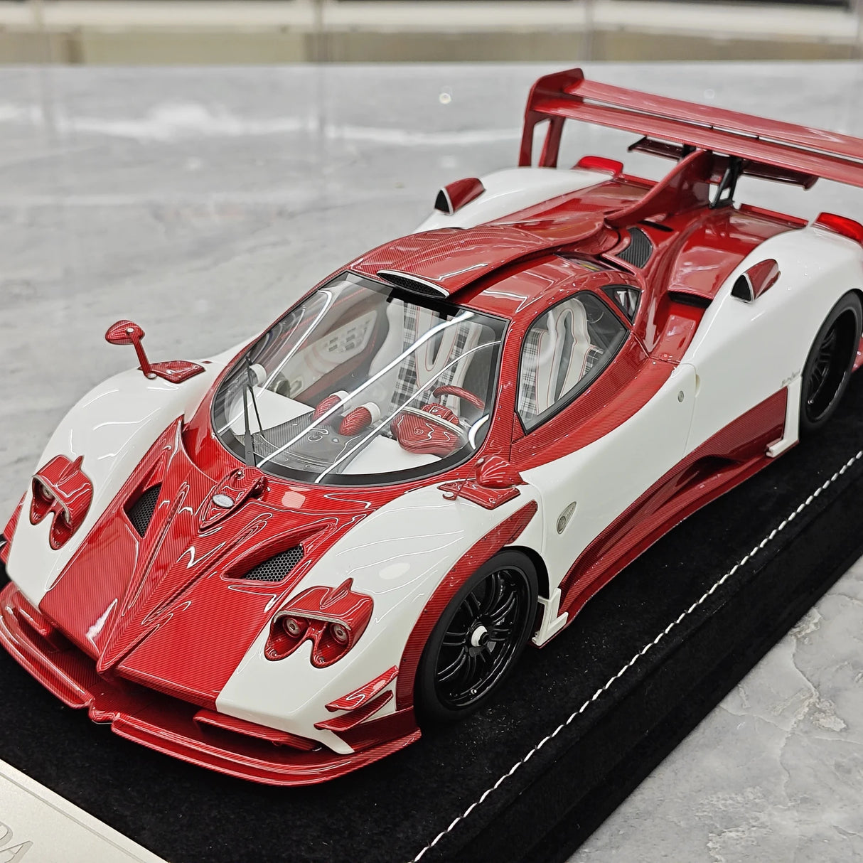 Henson & Heaven Pagani 2016 Zonda 760 Roadster Red White Carbon 1:18 – samlarobjekt resinmodellresin