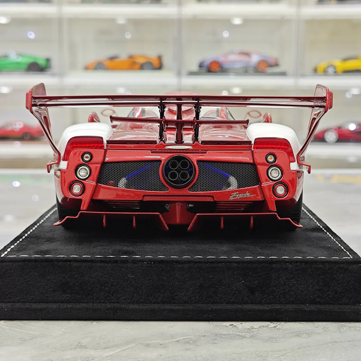 Henson & Heaven Pagani 2016 Zonda 760 Roadster Red White Carbon 1:18 – samlarobjekt resinmodellresin