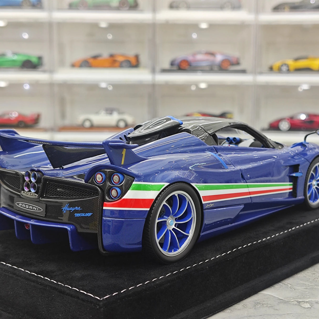 Henson & Heaven Pagani 2021 Huayra R Blue Gold Carbon 1:18 – Collectible Resin Model Resin