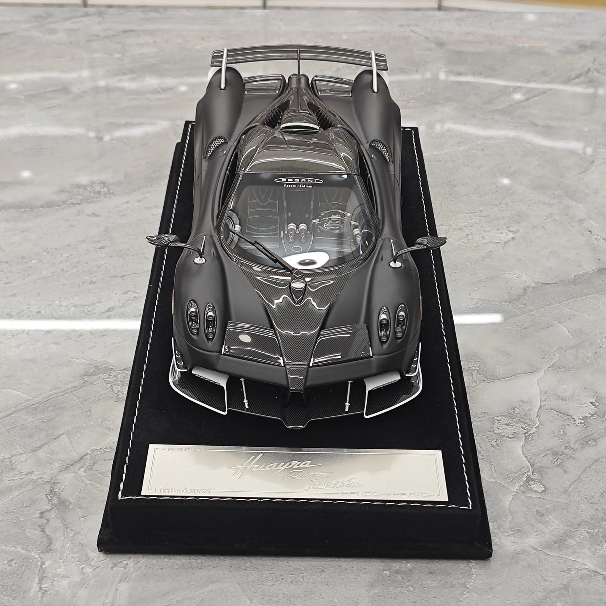 Henson & Heaven Pagani 2021 Huayra R Matte Black Carbon 1:18 – Verzamelbare resin modelresin resin