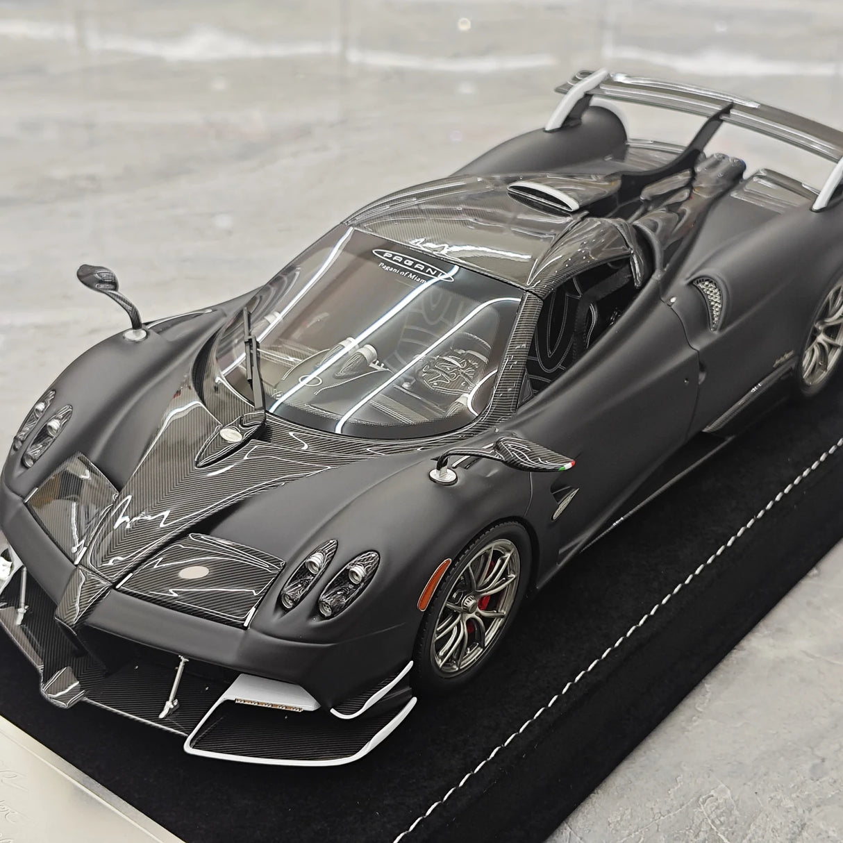 Henson & Heaven Pagani 2021 Huayra R Matte Black Carbon 1:18 – Verzamelbare resin modelresin resin