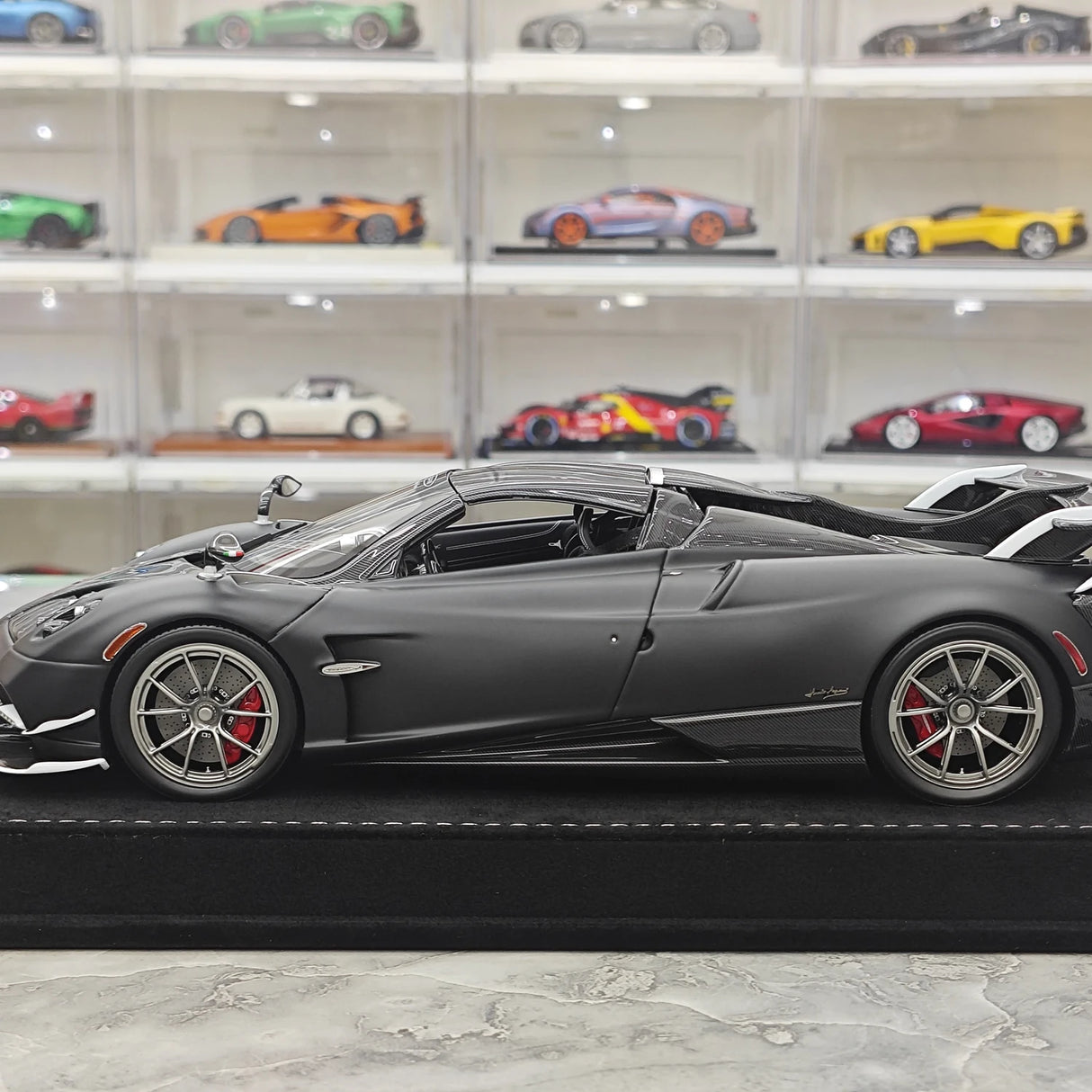 Henson & Heaven Pagani 2021 Huayra R Matte Black Carbon 1:18 – Verzamelbare resin modelresin resin