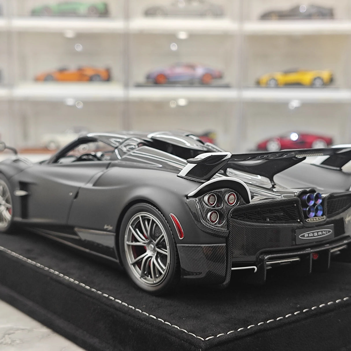 Henson & Heaven Pagani 2021 Huayra R Matte Black Carbon 1:18 – Verzamelbare resin modelresin resin