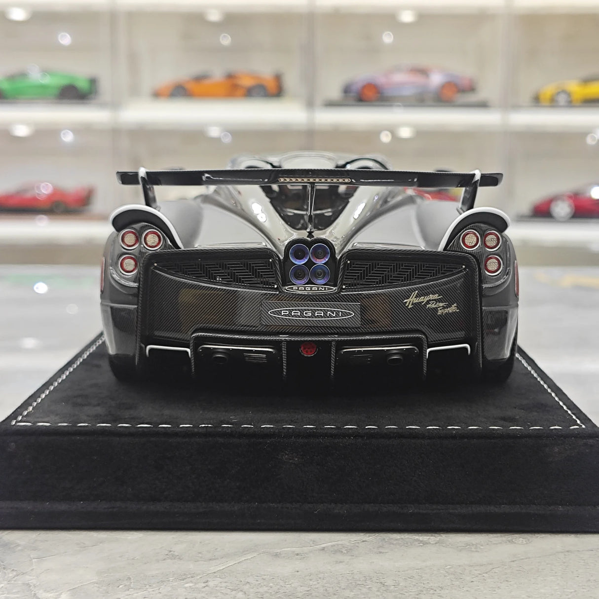 Henson & Heaven Pagani 2021 Huayra R Matte Black Carbon 1:18 – Verzamelbare resin modelresin resin