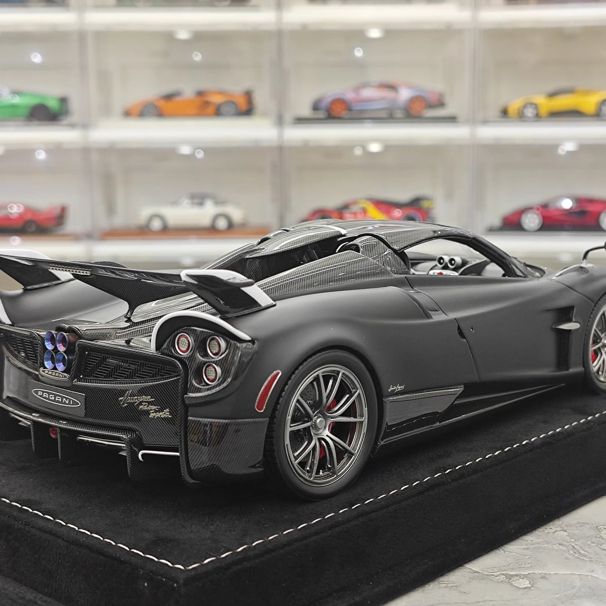 Henson & Heaven Pagani 2021 Huayra R Matte Black Carbon 1:18 – Verzamelbare resin modelresin resin