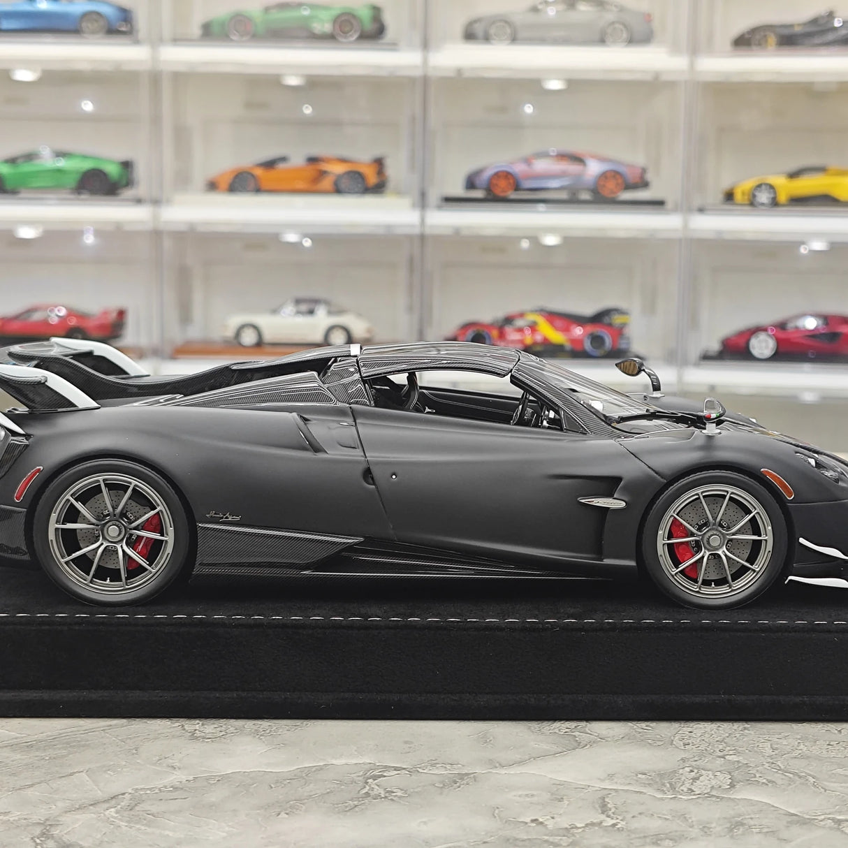 Henson & Heaven Pagani 2021 Huayra R Matte Black Carbon 1:18 – Verzamelbare resin modelresin resin