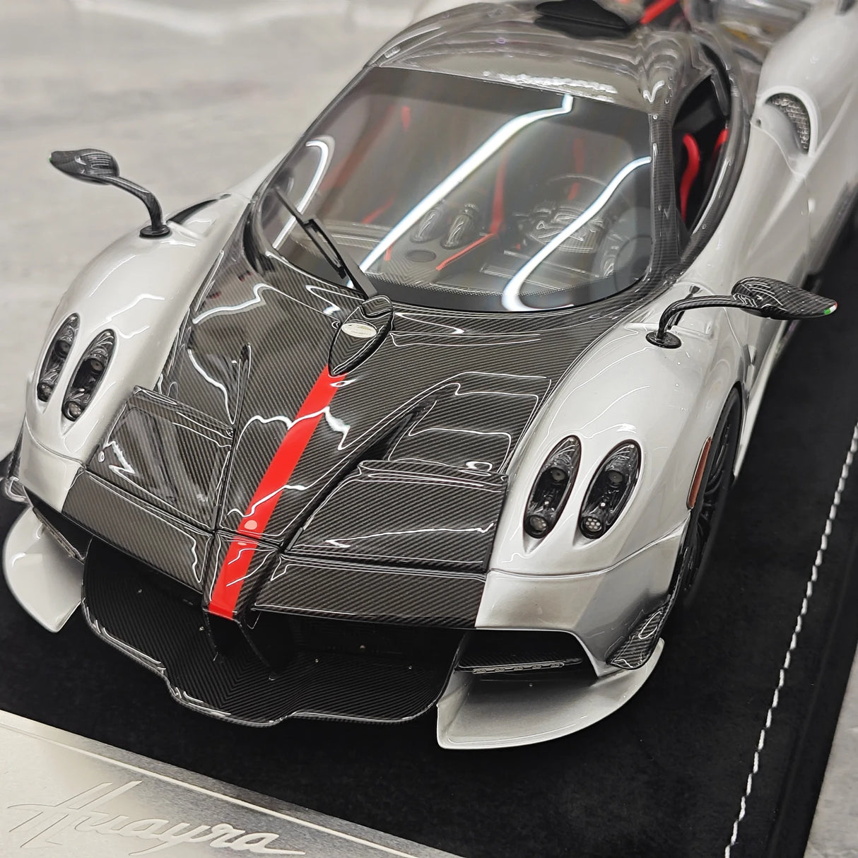 Henson & Heaven Pagani 2021 Huayra R Silver Black Carbon 1:18 – Verzamelbare resin modelresin resin