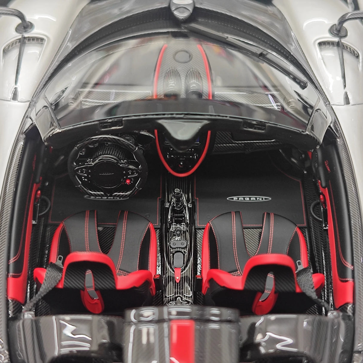 Henson & Heaven Pagani 2021 Huayra R Silver Black Carbon 1:18 – Verzamelbare resin modelresin resin
