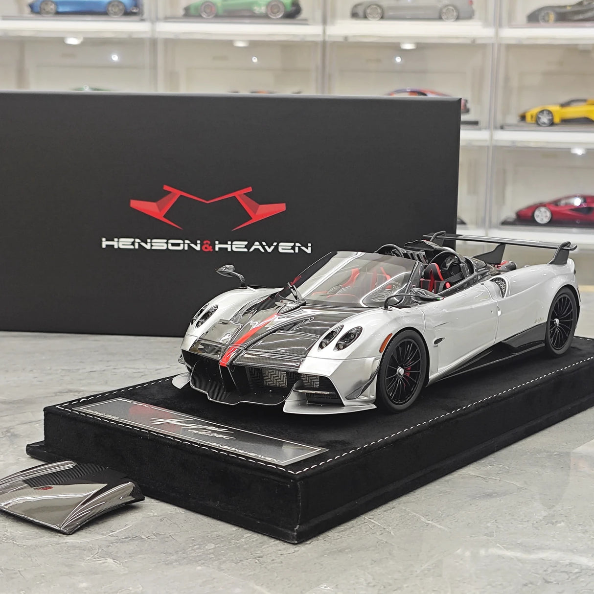 Henson & Heaven Pagani 2021 Huayra R Silver Black Carbon 1:18 – Verzamelbare resin modelresin resin