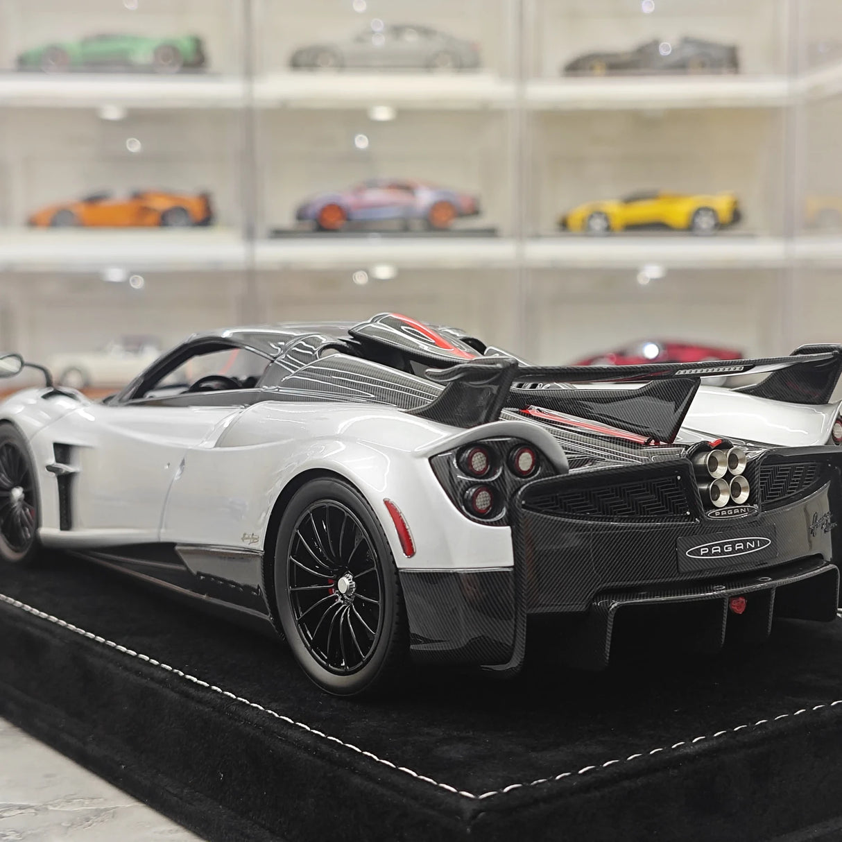Henson & Heaven Pagani 2021 Huayra R Silver Black Carbon 1:18 – Verzamelbare resin modelresin resin