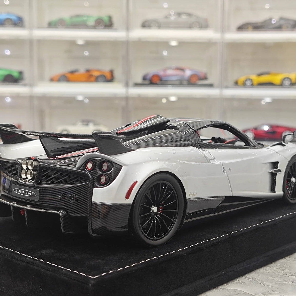 Henson & Heaven Pagani 2021 Huayra R Silver Black Carbon 1:18 – Verzamelbare resin modelresin resin