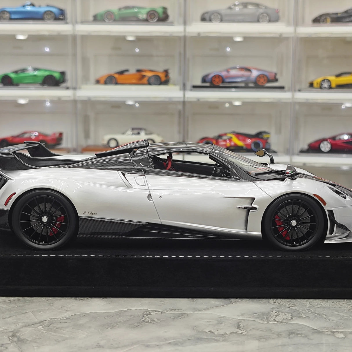 Henson & Heaven Pagani 2021 Huayra R Silver Black Carbon 1:18 – Verzamelbare resin modelresin resin