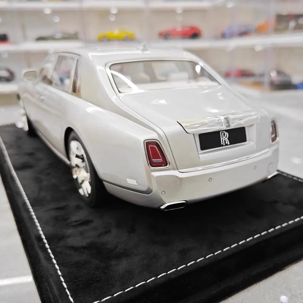 [Henson & Heaven] 1:18 Rolls-Royce 2017 Phantom VIII Extended Wheelbase argento modellino di auto resina