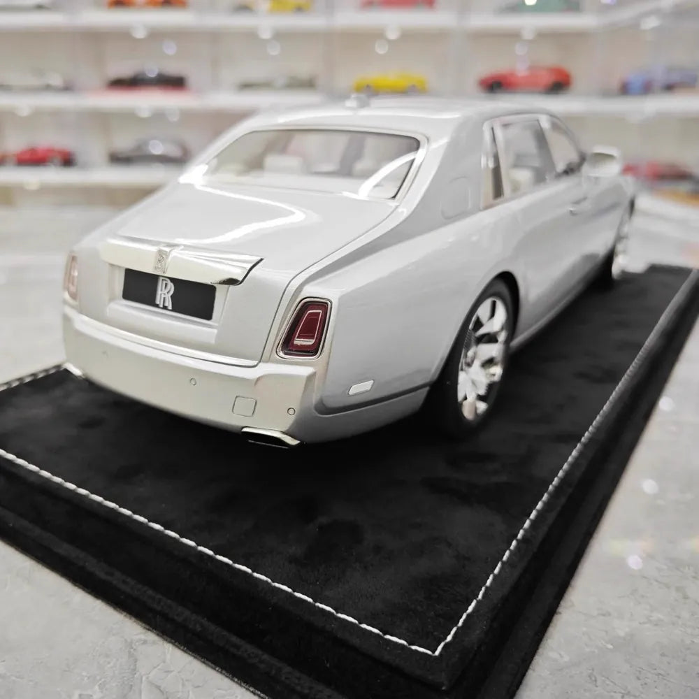 [Henson & Heaven] 1:18 Rolls-Royce 2017 Phantom VIII Extended Wheelbase argento modellino di auto resina