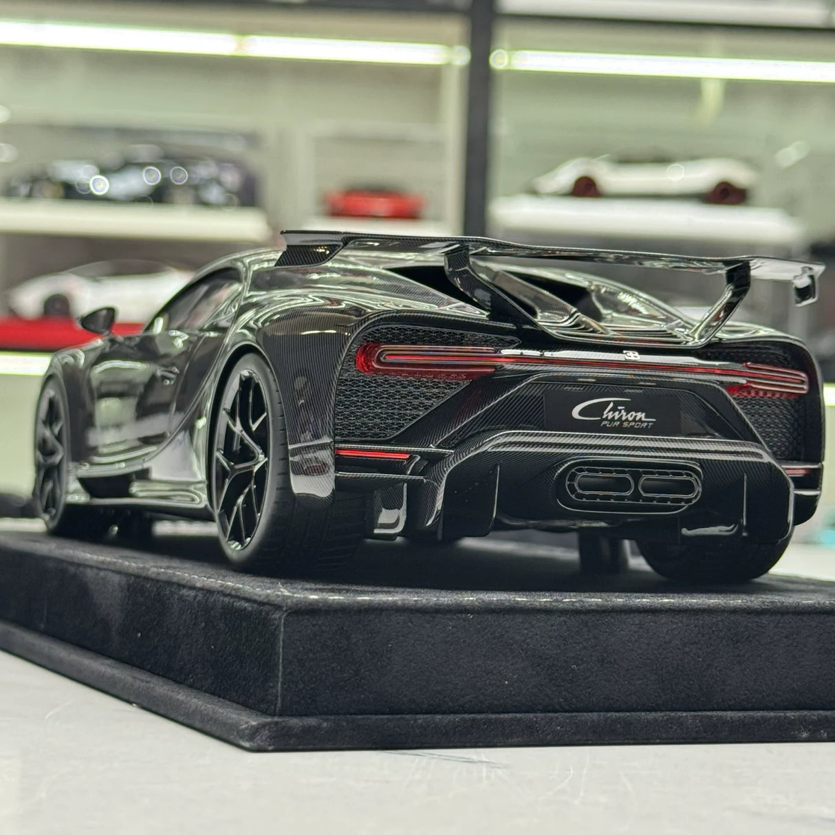 Henson & Heaven Bugatti 2020 Chiron Pur Sport Black 1:18 – keräilyesine hartsimalli