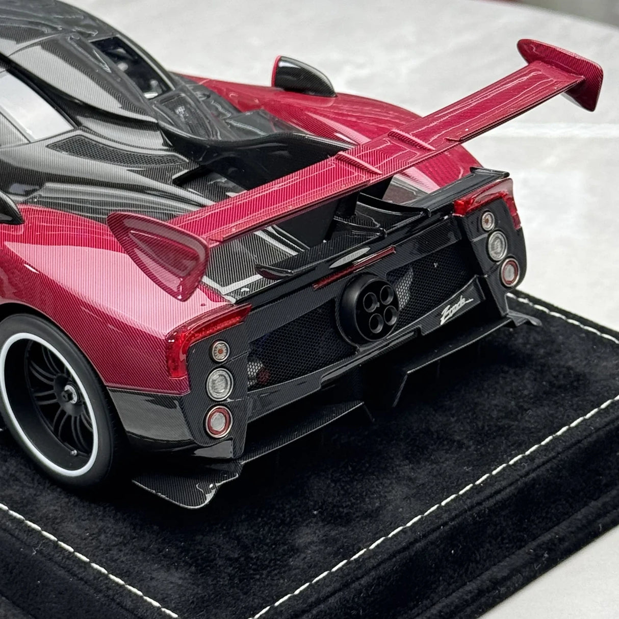 Henson & Heaven Pagani 2012 Zonda 760 RS Carbon Pink 1:18 – Resina de Modelo de Resina de Colección