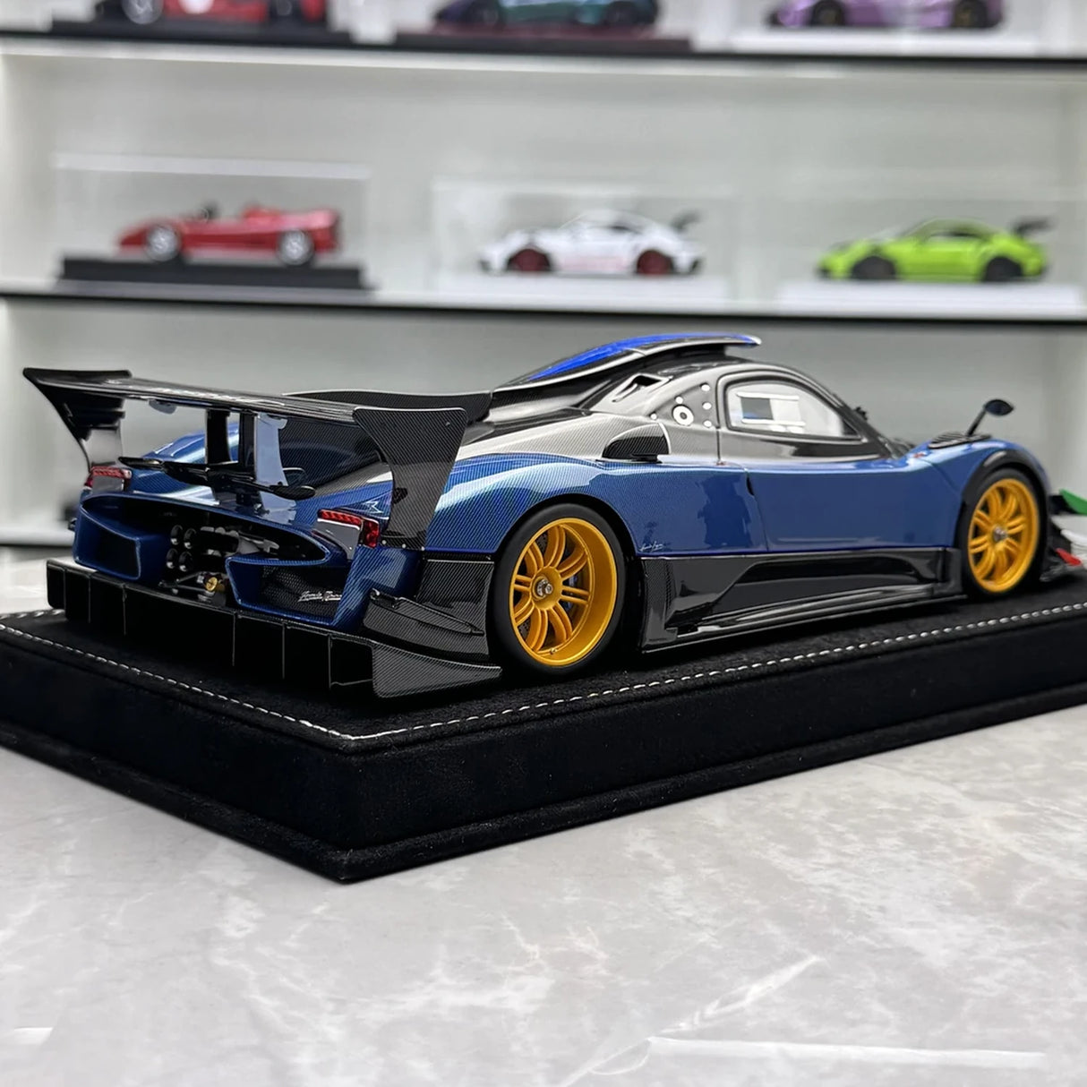 Henson & Heaven Pagani 2013 Zonda ريفولوشن بلو كربون إيطالي سترايب 1:18 – راتنج نموذجي قابل للجمع