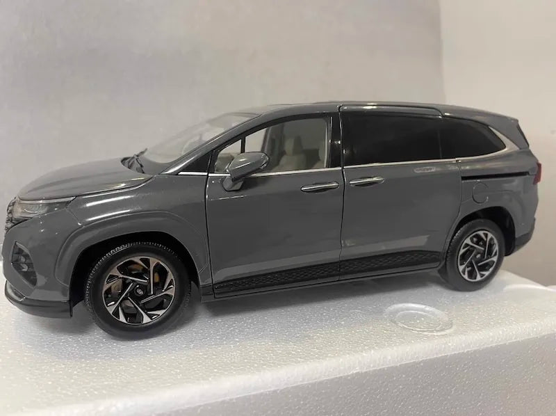 1:18 Hyundai 2021 Custo Die Cast Model Car