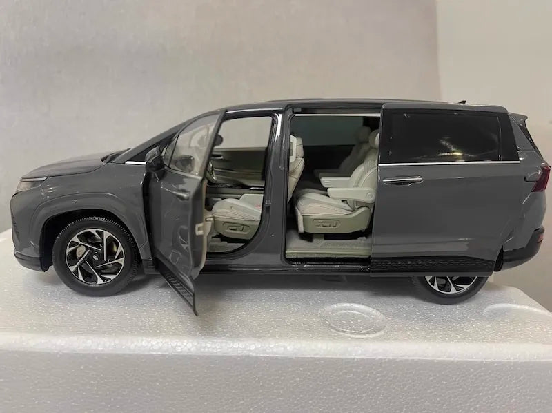 1:18 Hyundai 2021 Custo Die Cast Model Car