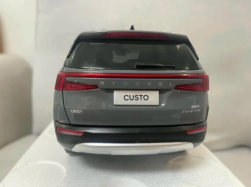 1:18 Hyundai 2021 Custo Die Cast Model Car