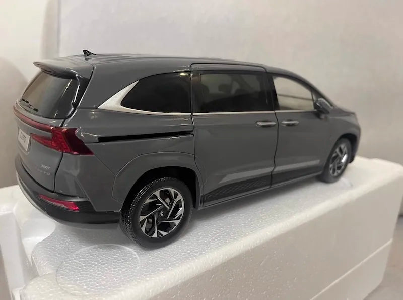 1:18 Hyundai 2021 Custo Die Cast Model Car