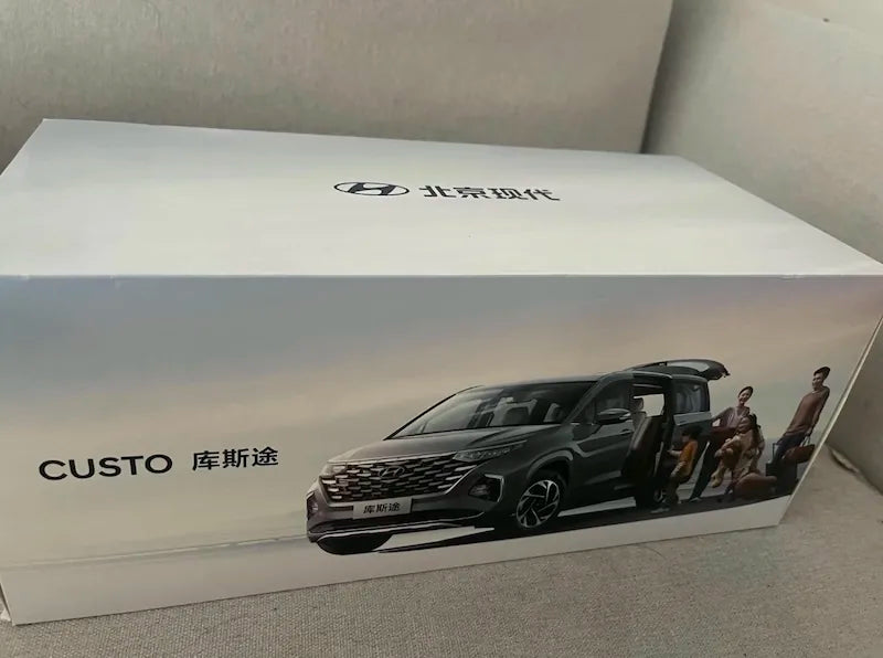 1:18 Hyundai 2021 Custo Die Cast Model Car