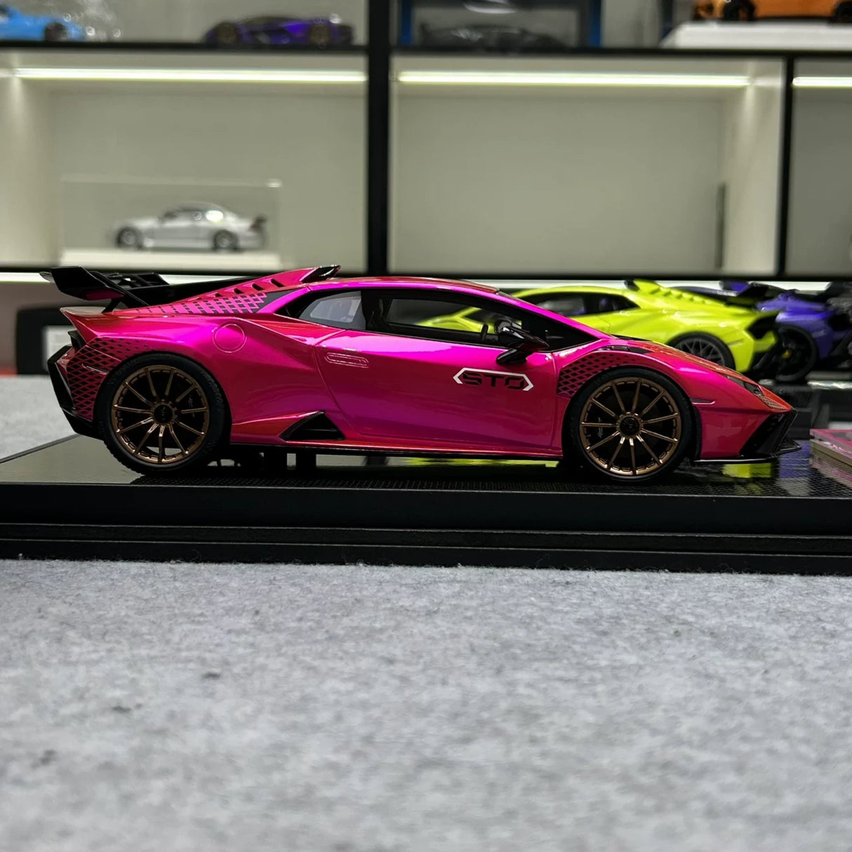 IVY Lamborghini 2021 Huracan STO Pink 1:18 – keräilyhartsimalli