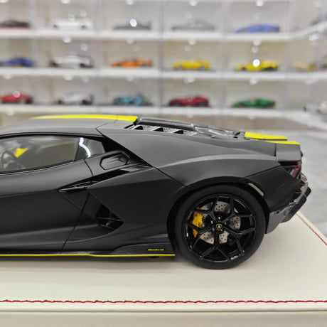 [IVY] 1:18 Lamborghini 2023 Revuelto Black Model Car Resin